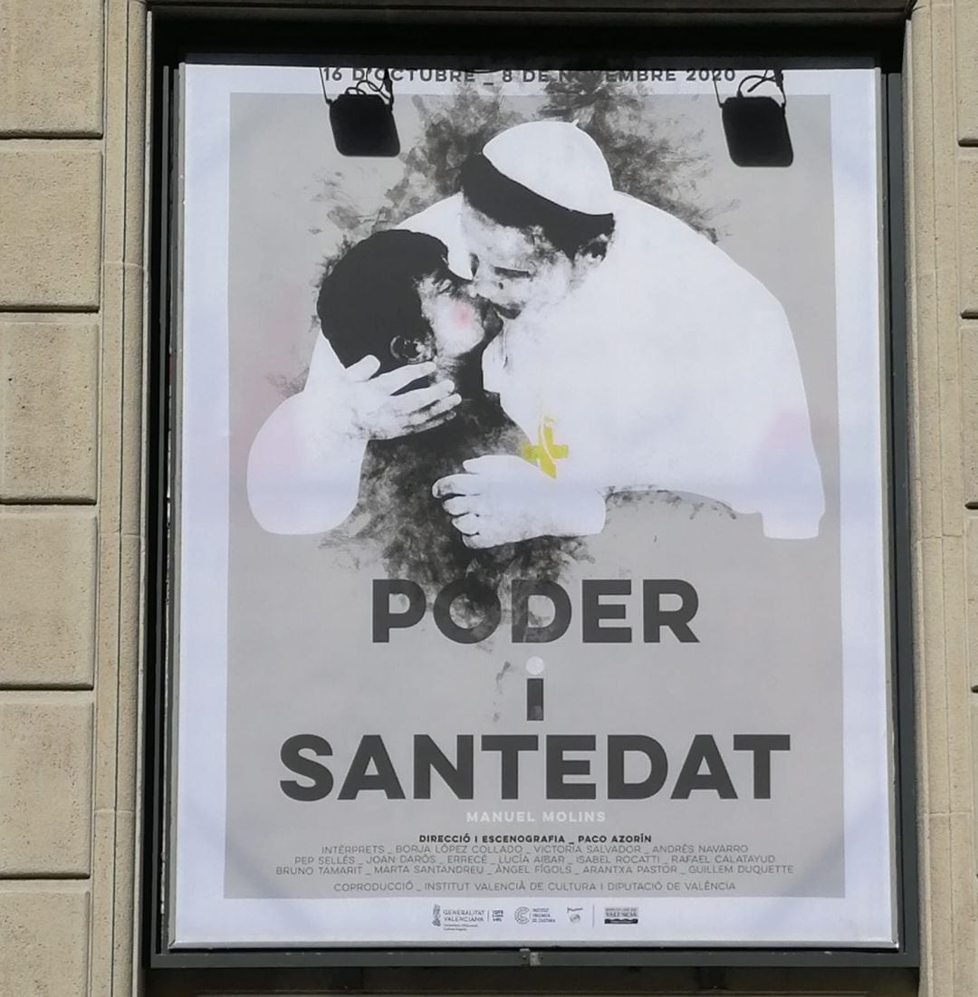 Cartel de la obra &quot;Poder i Santedat&quot; en la fachada del Teatro Principal de València