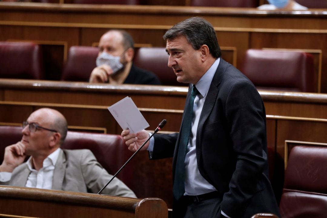 El portavoz del PNV, Aitor Esteban, pregunta sobre la celebración de la Comisión Mixta entre las administraciones central y vasca que analice el concierto económico en su intervención en la sesión de control al Ejecutivo que este miércoles se celebra en el Congreso. 