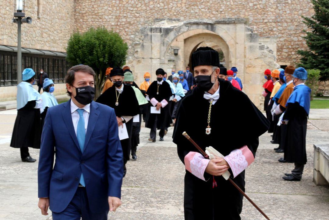 El rector Manuel Pérez Mateos y el presidente de la Junta de Castilla y León Alfonso Fernandez Mañueco en la inauguración del curso académico. 