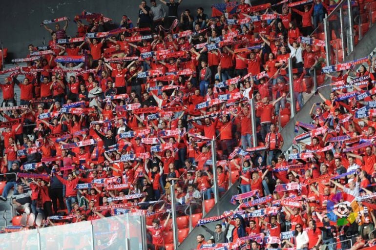 Más de 3000 aficionados rojillos acompañaron a Osasuna hasta Bilbao y se hicieron notar en San Mamés 