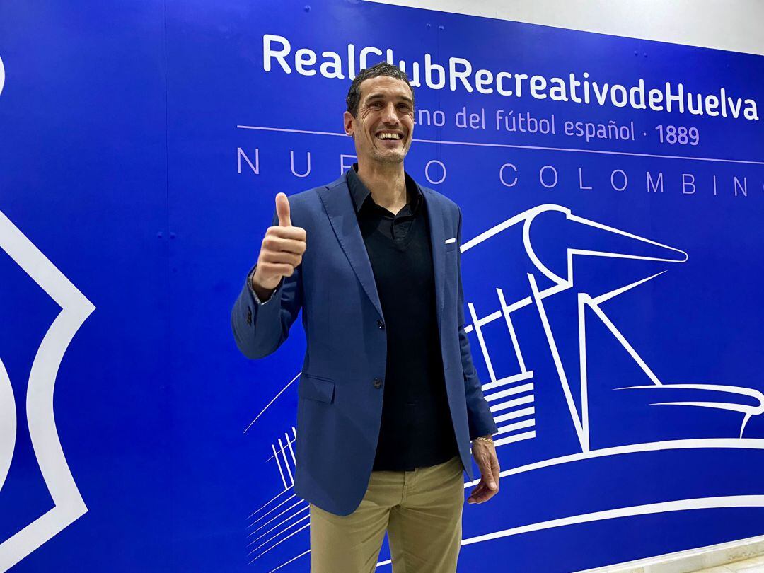 Antonio Calle, durante su presentación como nuevo entrenador del Recreativo de Huelva.