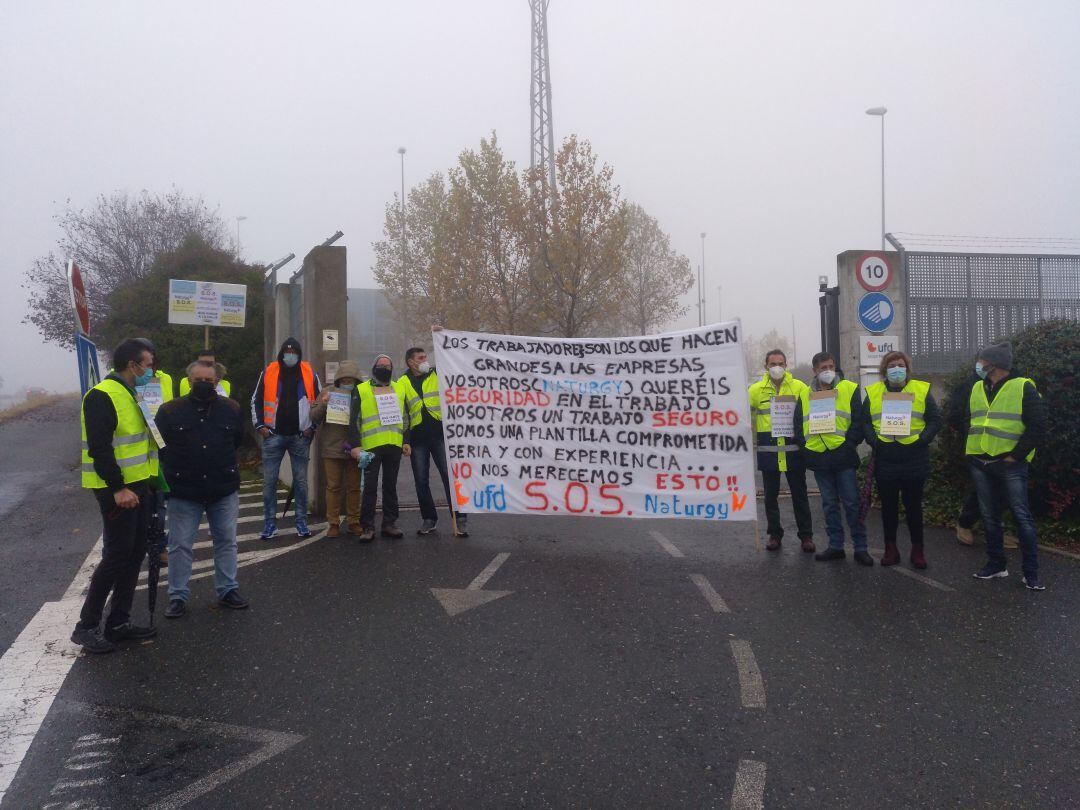 Concentración trabajadores a las puertas de Unión Fenosa Segovia