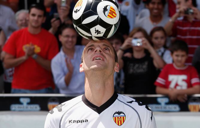 El Valencia C.F ha presentado hoy al delantero Roberto Soldado, ex jugador del Getafe, que llega al club levantino con la difícil tarea de suplir a David Villa como referente en el ataque.