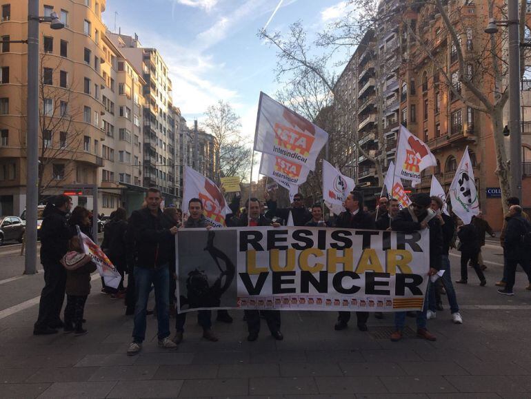 La protesta ha sido ante la oficina de atención al cliente, en Gran Vía, durante el periodo de paros parciales de la tarde 