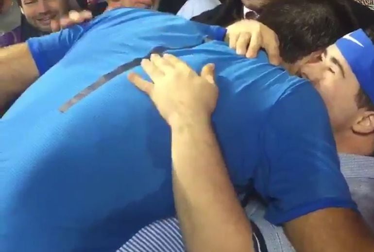 Del Potro se abraza con su admirador