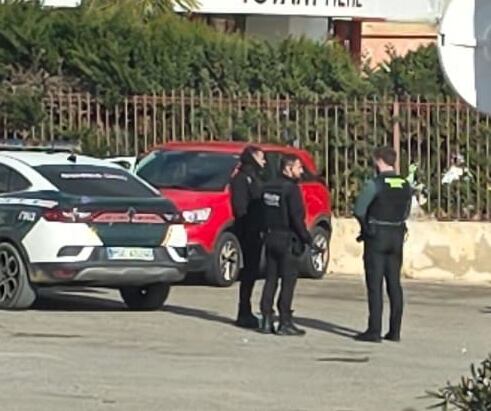 Efectivos de la Guardia Civil y la Policía Local en la zona