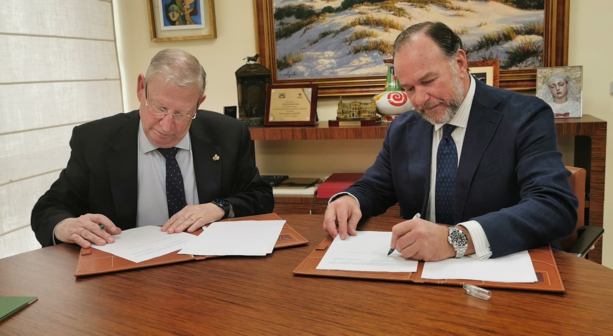 Francisco Vélez, izquierda, y José Luis García-Palacios, durante la firma del convenio