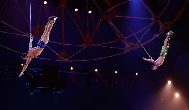 Yann Arnaud, junto a un compañero, realizando una performance en el &#039;Cirque Du Soleil&#039;s Totem&#039; celebrado en marzo de 2013 en Nueva York.