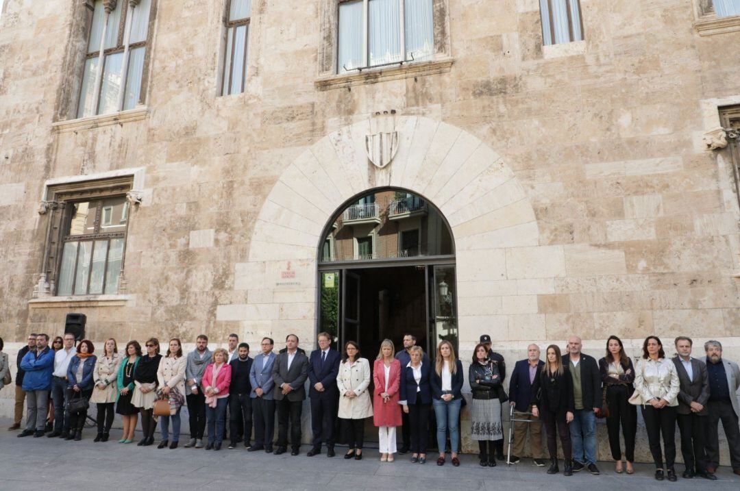 El President y la Vicepresidenta de la Generalitat se han concentrado este miércoles junto al resto de Consellers y otros representantes políticos ante el Palau de la Generalitat en València para condenar el último asesinato machista en Dénia