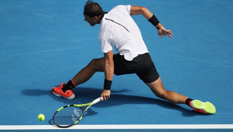 Nadal devuelve una pelota imposible frente al alemán Florian Mayer