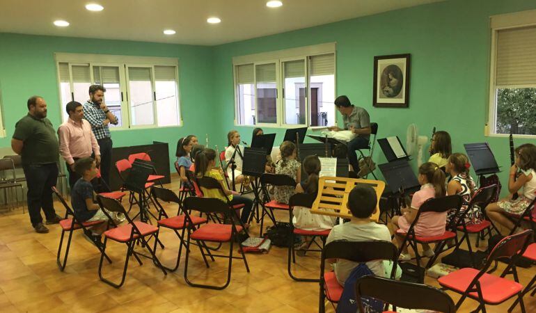 Alumnos y alumnas reciben una primera clase, en presencia del presidente de la Diputación Provincial de Jaén