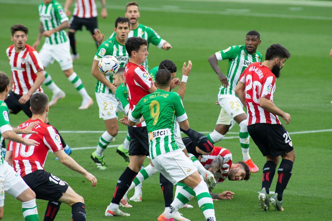 Asier Villalibre del Athletic Club y Marc Bartra del Real Betis durante el partido en el Estadio Benito Villamarín