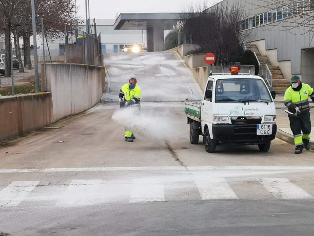Operarios del ayuntamiento espaciendo sal durante el temporal
