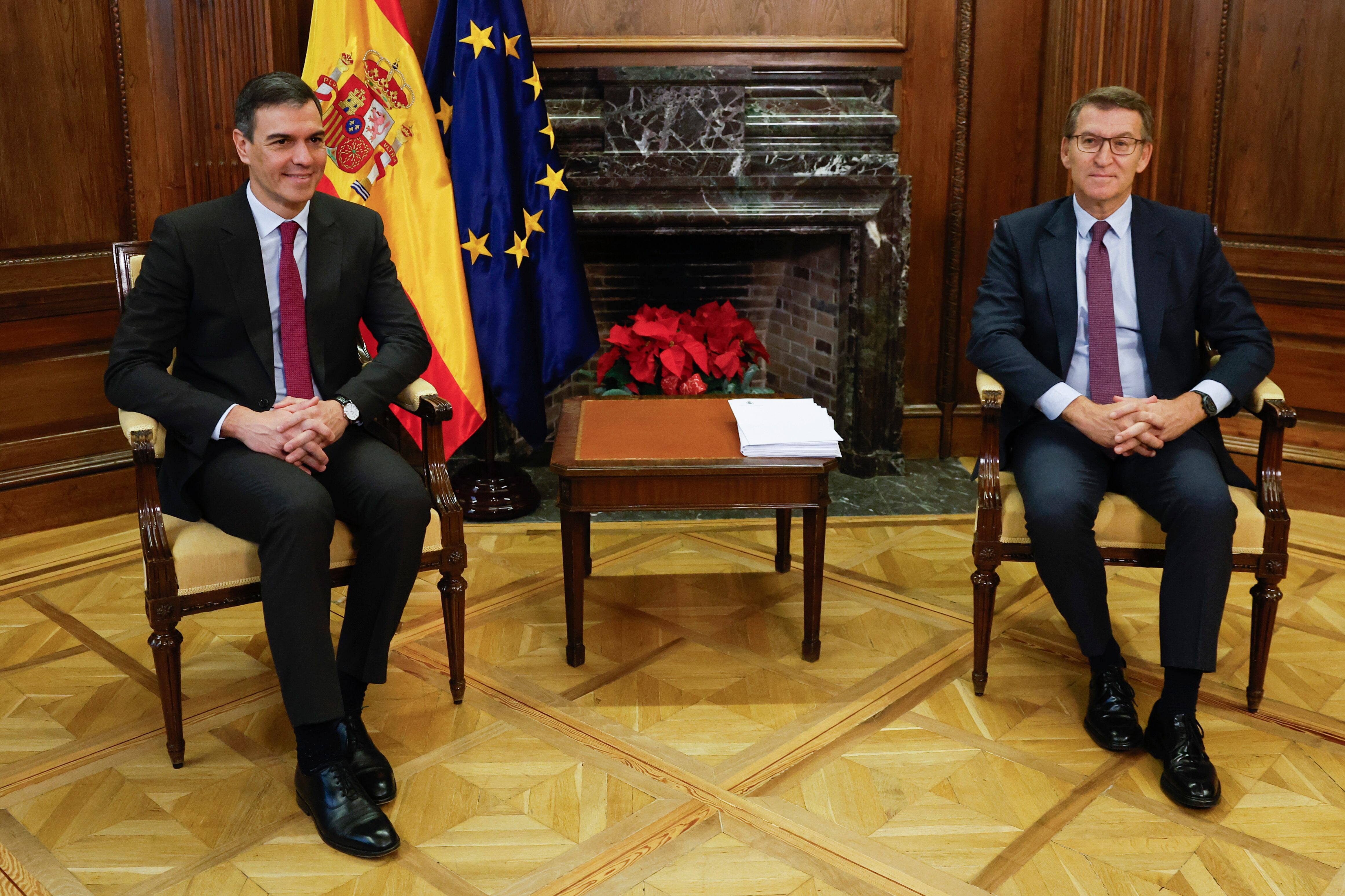 El presidente del Gobierno, Pedro Sánchez (i) y el líder del PP, Alberto Núñez Feijóo (d) durante su encuentro este diciembre en el Congreso de los Diputados en Madrid.