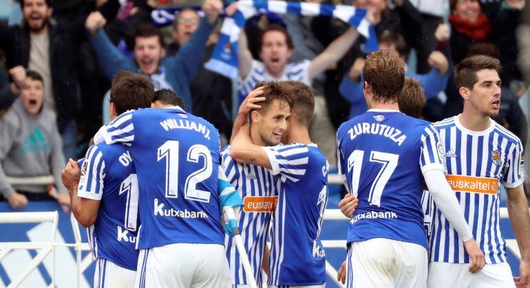 Los jugadores de la Real Sociedad celebran el gol conseguido por Mikel Oyarzabal ante el Athletic Club, durante el partido de la Liga Santander de fútbol disputado hoy entre ambos equipos en el estadio de Anoeta de San Sebastián (Guipúzcoa). 