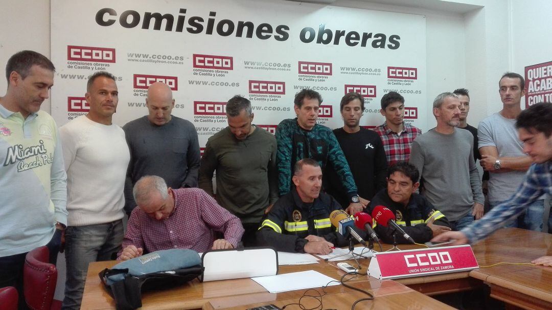 Miembros del Cuerpo de Bomberos de Zamora durante la rueda de prensa