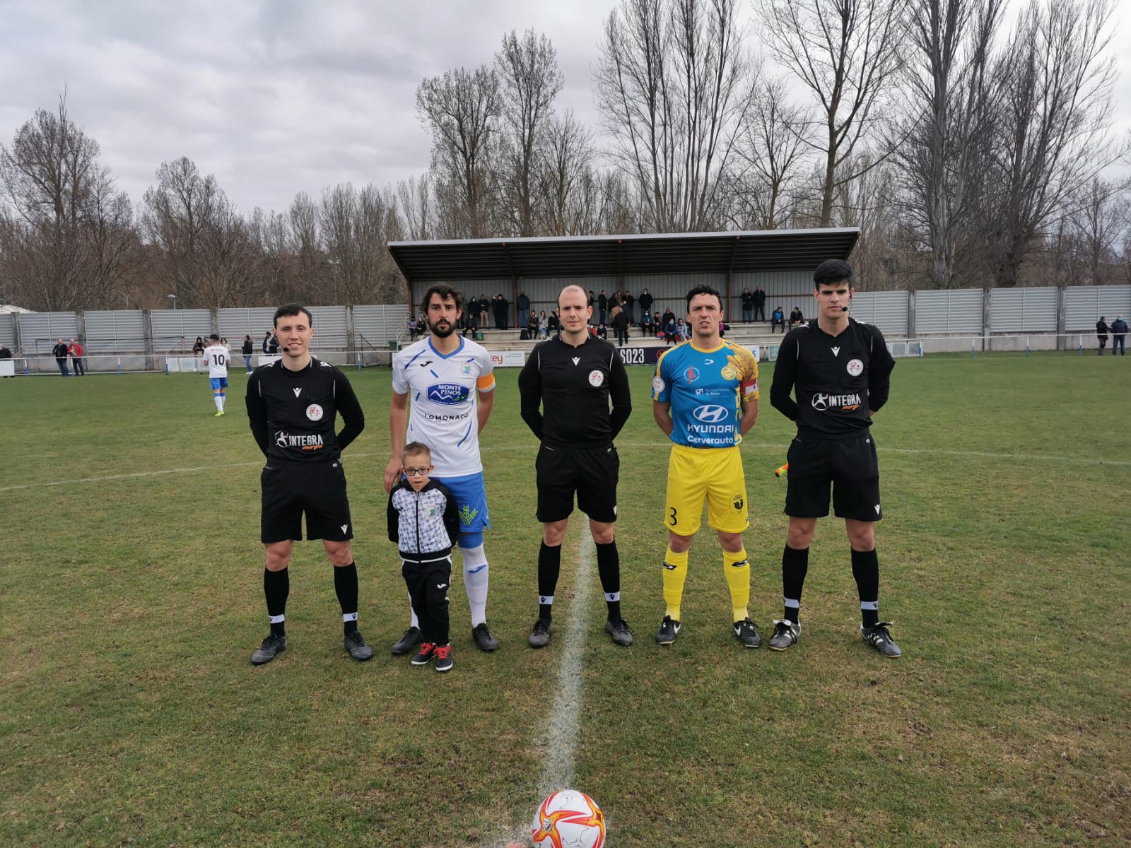 Foto de capitanes en el último partido del Almazán en La Arboleda.