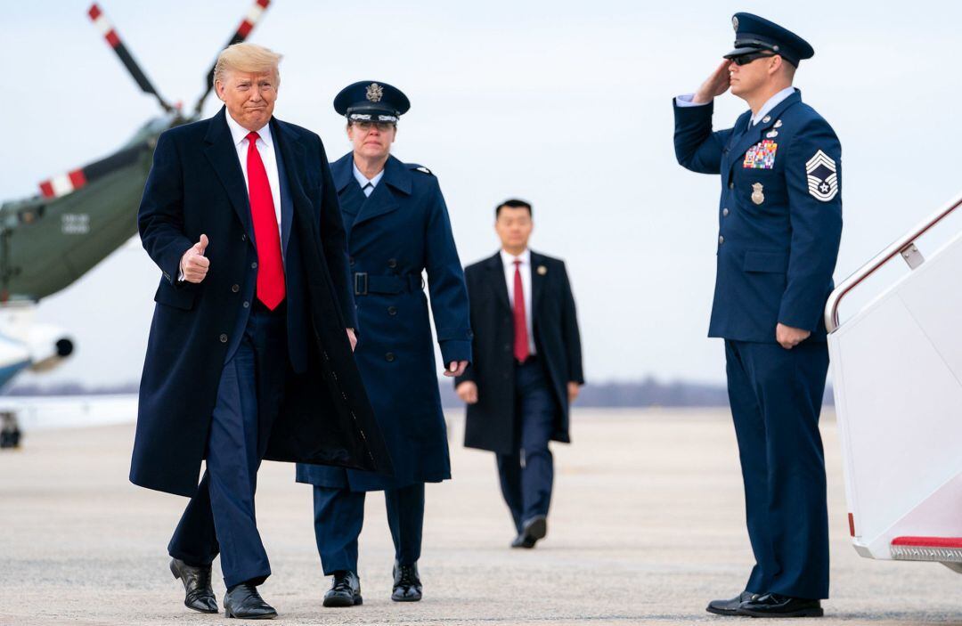 Donald Trump llega a la base de Andrews en el Air Force One.