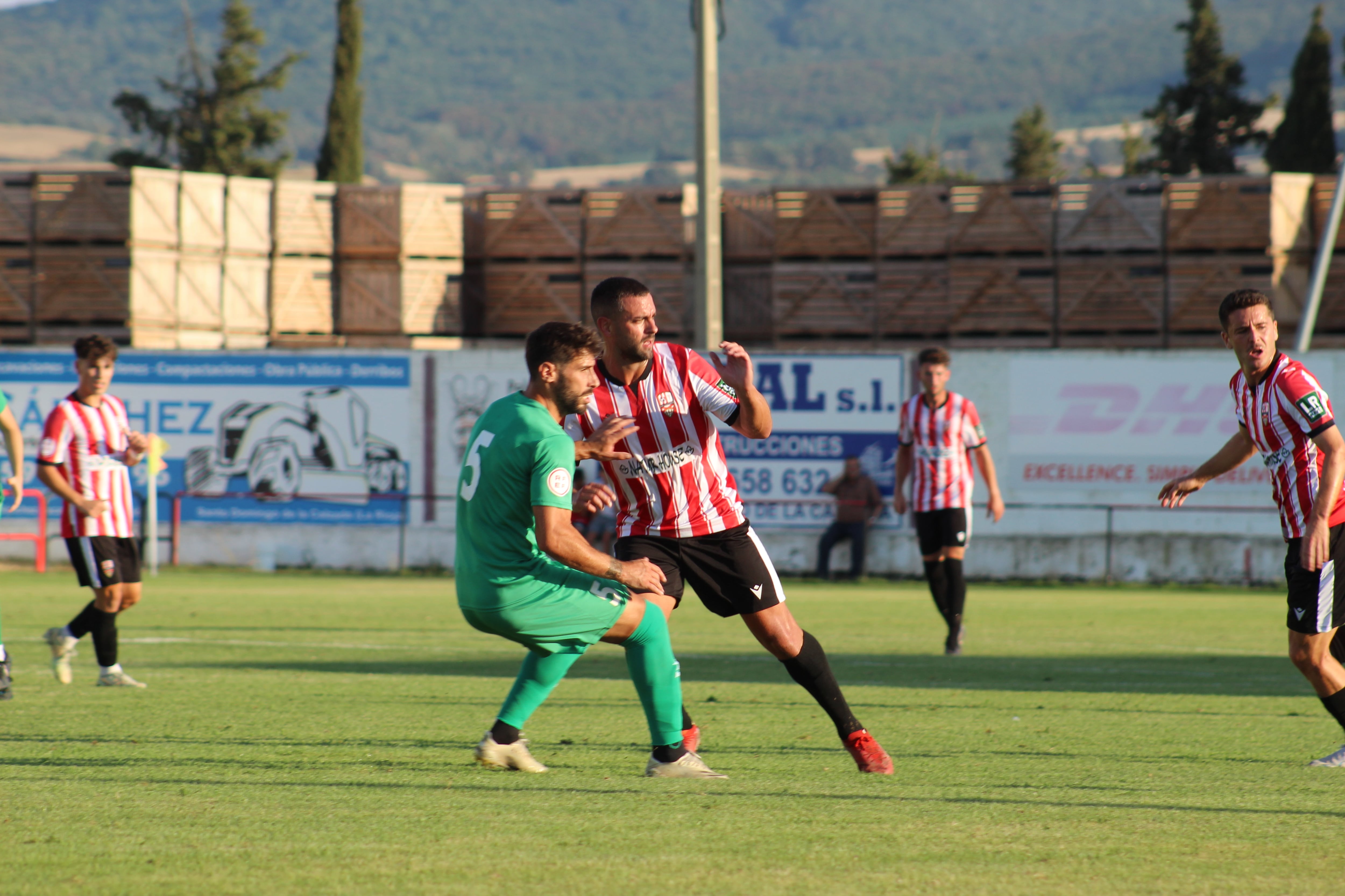 Andrés González y Ander Vitoria forcejean durante una acción del encuentro / CDFC La Calzada