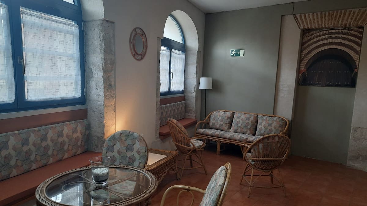 Maite Sánchez, concejal de Turismo de Cuéllar, da a conocer los cambios del albergue municipal