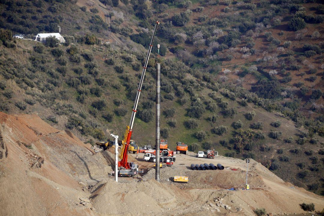 Los tubos para el encamisado del túnel vertical en Totalán.