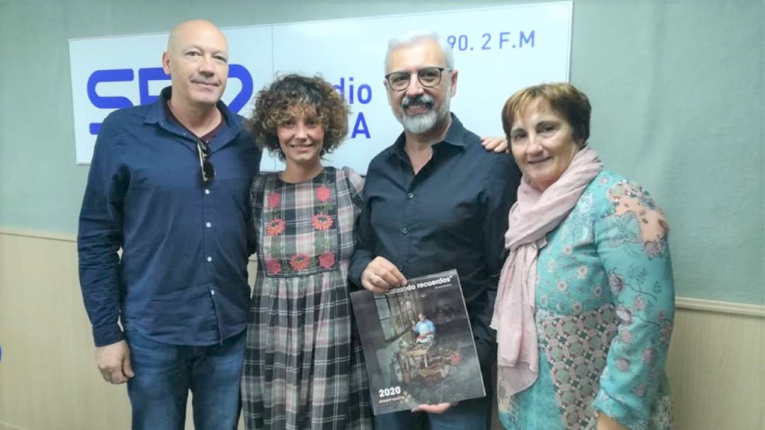 Eduardo Gras, Esther Cánovas, Vicente Esteban y Loli Berenguer en el estudio de Radio Elda SER