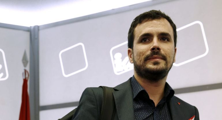 Alberto Garzón, durante una reunión de IU