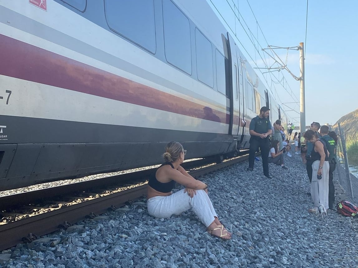 Viajeros bajando del tren atrapado con destino a Málaga