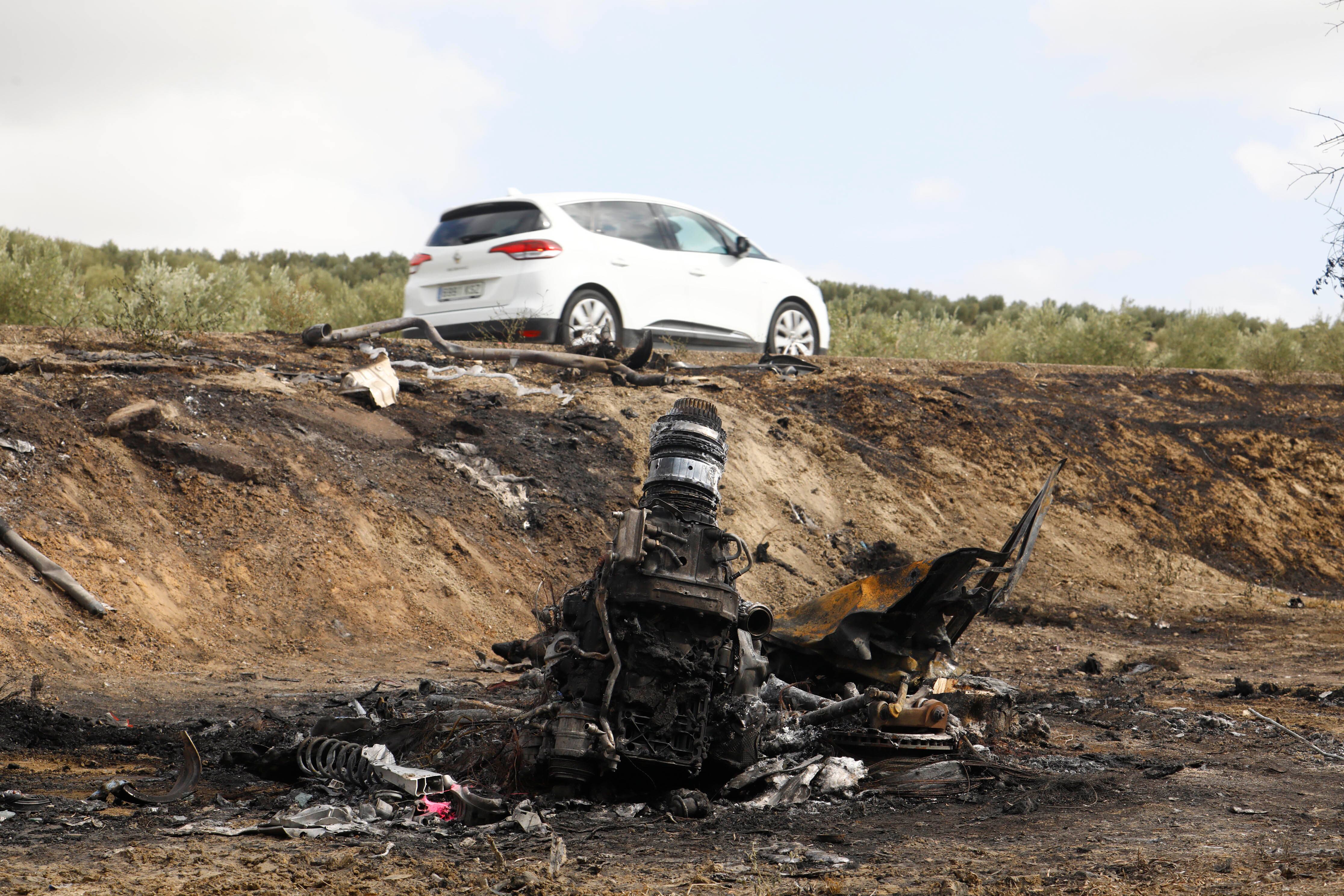 Bujalance (Córdoba) 02/09/2023. Rectos de los turismos siniestrados en un accidente de trafico donde han fallecido tres personas en la A-309 a la altura del kilómetros 20 sentido Castro del Río- EFE/Salas
