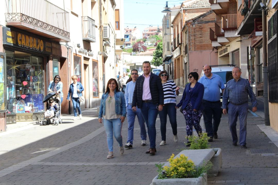 La candidata del PP, Nuria Fernández, pasea por la zona comercial de la calle Parras, con algunos miembros de su candidatura.