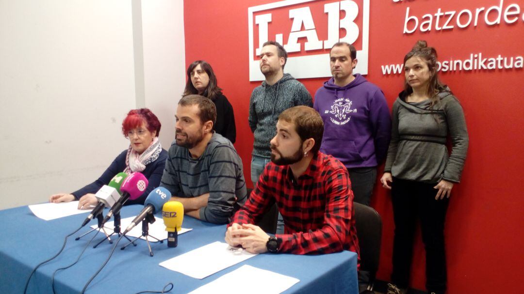 Representantes del sindicato LAB durante la rueda de prensa en su sede de Pamplona