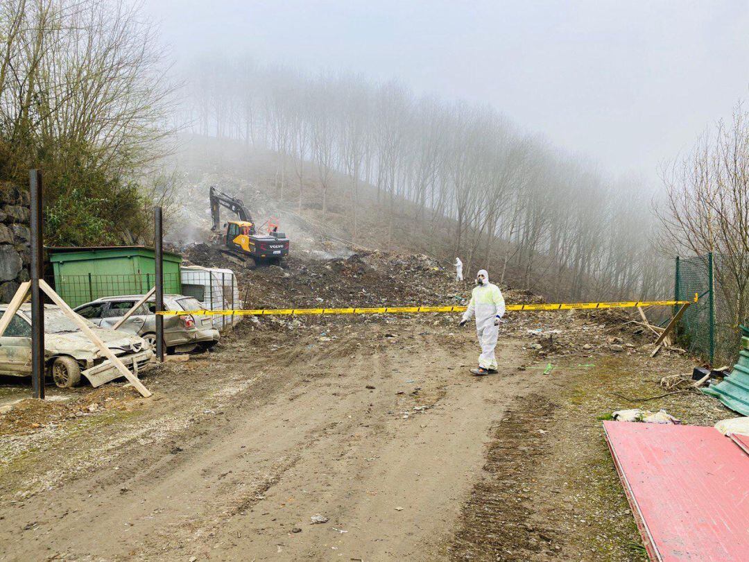 Técnicos trabajando en el derrumbe del vertedero de Zaldibar