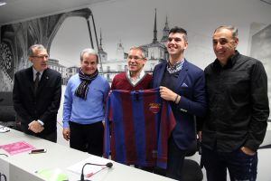 El FC Barcelona de Veteranos donó una camiseta