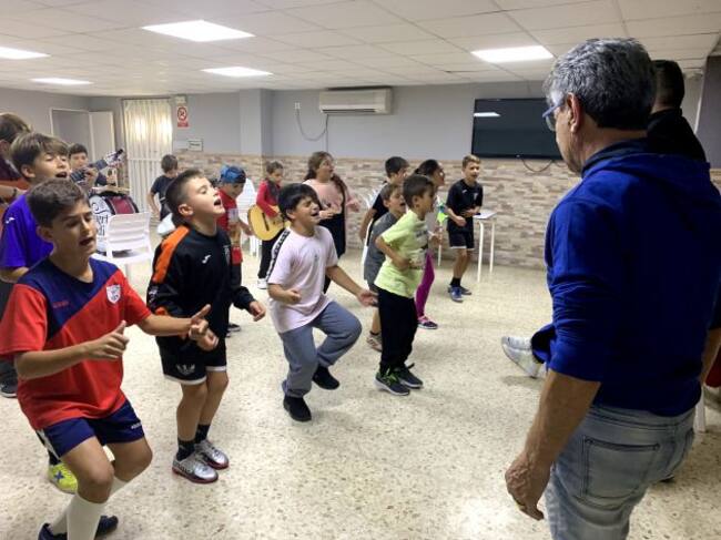 Purri escucha atentamente a la chirigota infantil de La Viña