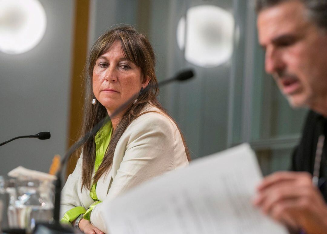 La consejera de Sanidad del Gobierno de Aragón, Sira Repollés (i), y el director general de Salud Pública, Francisco Javier Falo (d) durante una rueda de prensa