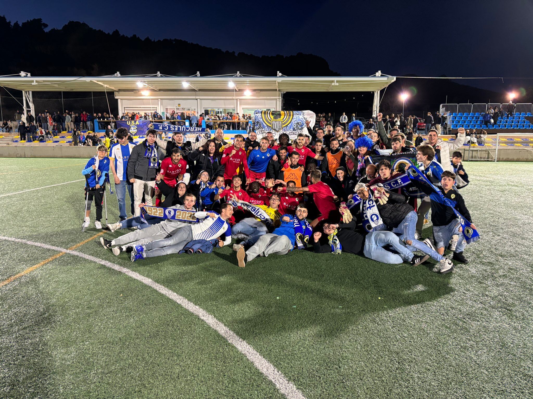 Los jugadores del Hércules celebran la victoria frente al Andratx junto a los aficionados