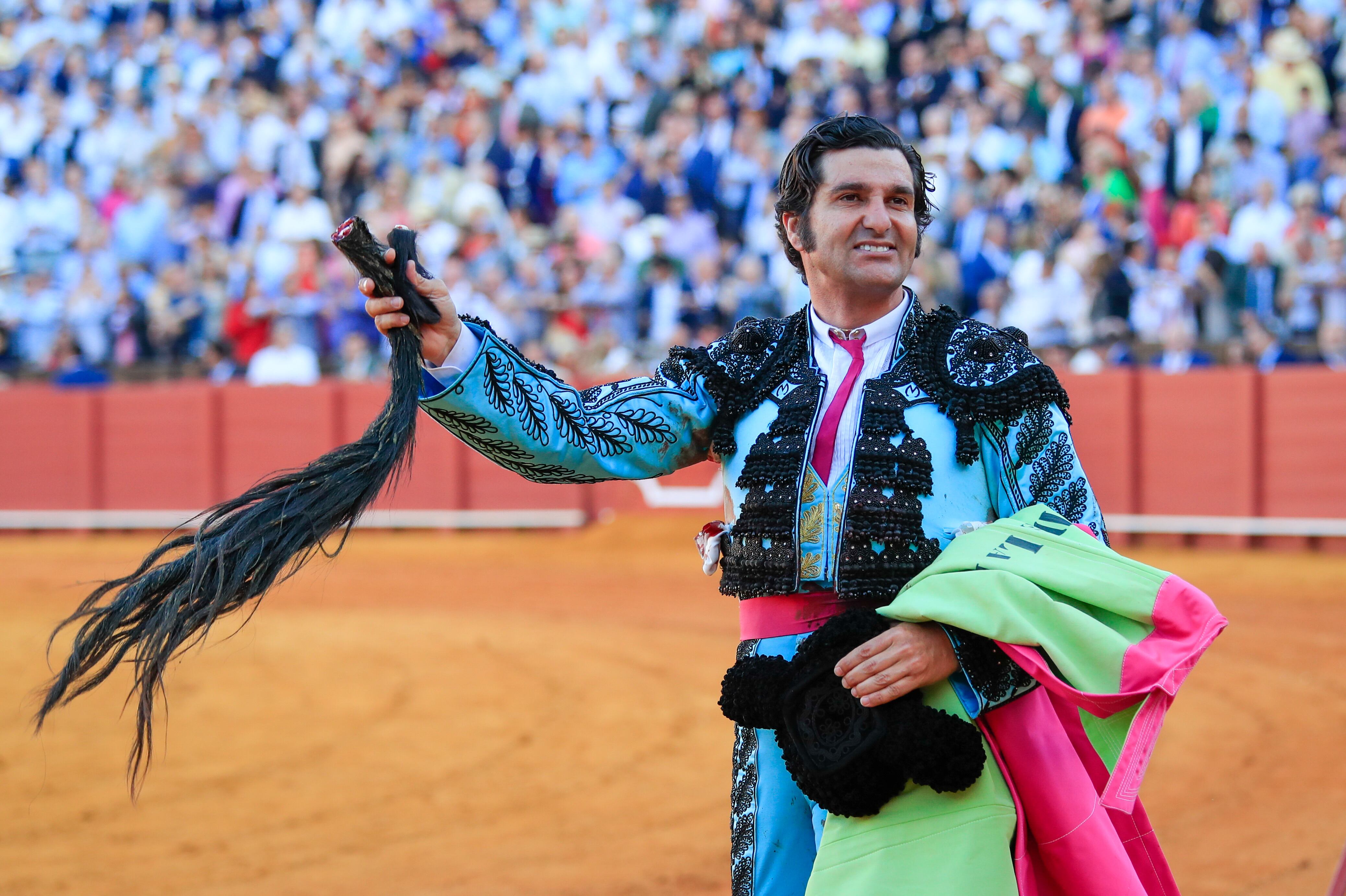 SEVILLA, 26/04/2023,- El torero Morante de la Puebla da la vuelta al ruedo tras cortar dos orejas y rabo a su segundo toro en la décima corrida de abono de la Feria de Abril en la plaza de la Real Maestranza de Sevilla. EFE/ Julio Muñoz