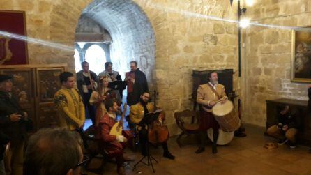 El concierto de música medieval ofrecido por un grupo de Úbeda se hizo en una de las salas de la Torre del Homenaje