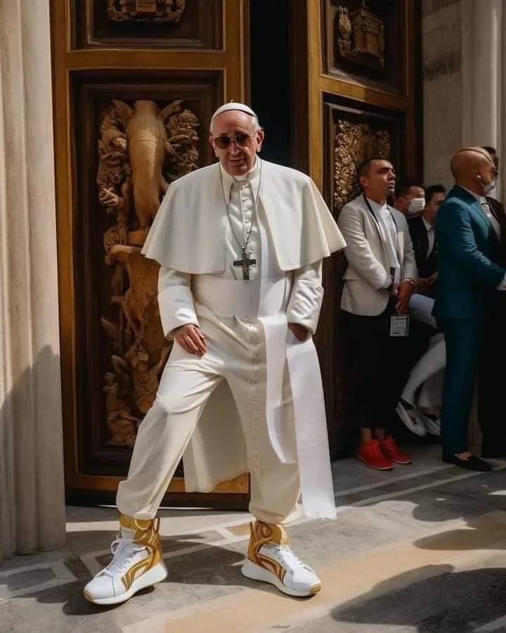 Un fotomontaje del papa combinando sus tradicional traje de tonos blancos con unas deportivas