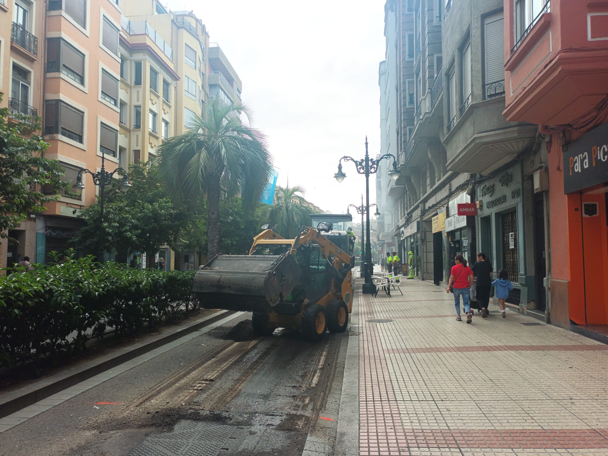 Maquinaria y operarios trabajando en el asfaltado de la Calle Conde Aranda sentido Avenida César Augusto