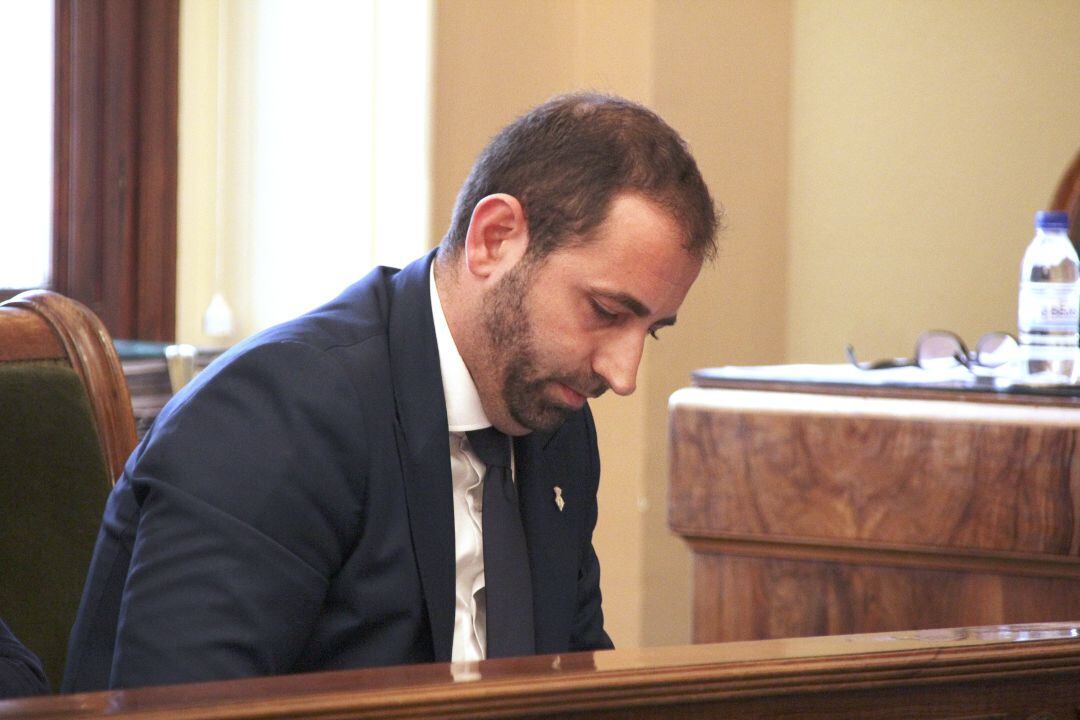 Omar Braina en un pleno del Ayuntamiento de Castelló