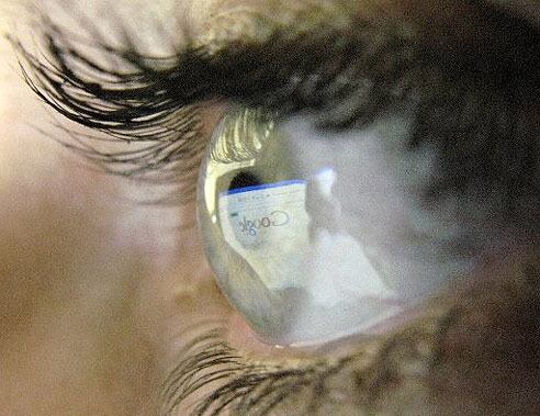 Ojo de una persona utilizando el buscador de Internet
