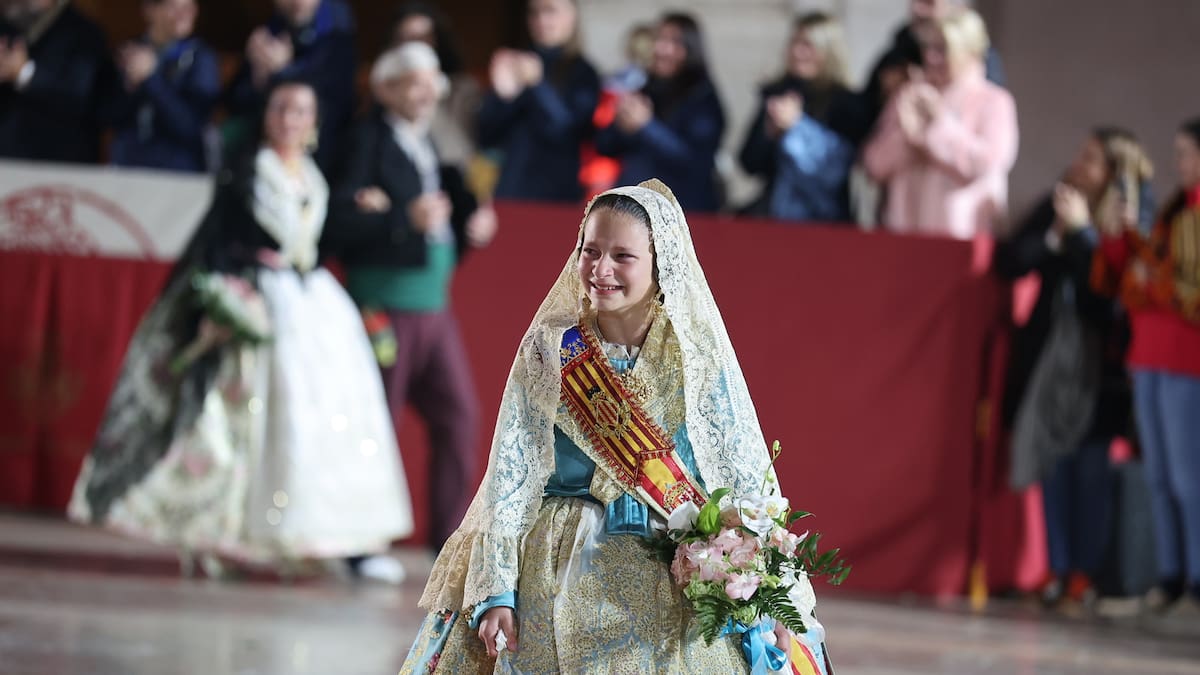 La Fallera Mayor Infantil llegó a la plaza de la Virgen a las 02:38 de la madrugada