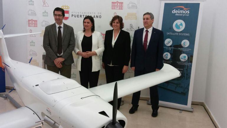 Miguel Belló ( derecha ) y autoridades en la Presentación del primer Dron fabricado por Deimos Castilla la Mancha