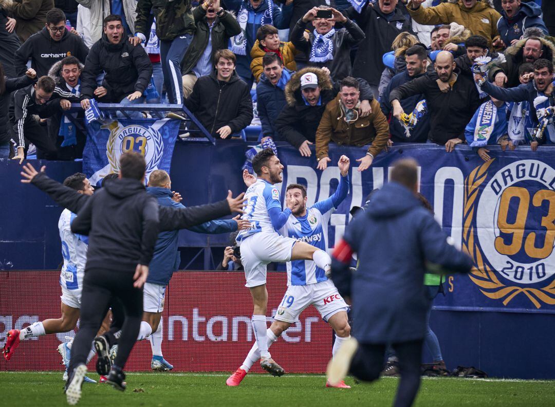 Oscar (27) celebra el gol de falta que dió la victoria en el descuento al CD Leganés