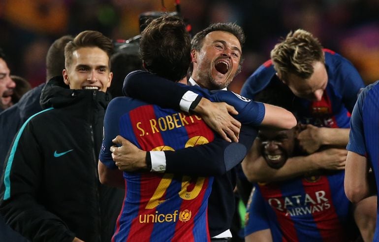 Luis Enrique abraza a Sergi Roberto al final del FC Barcelona-PSG.