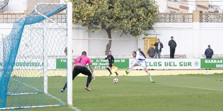 Tamayo en una acción del partido en Coria