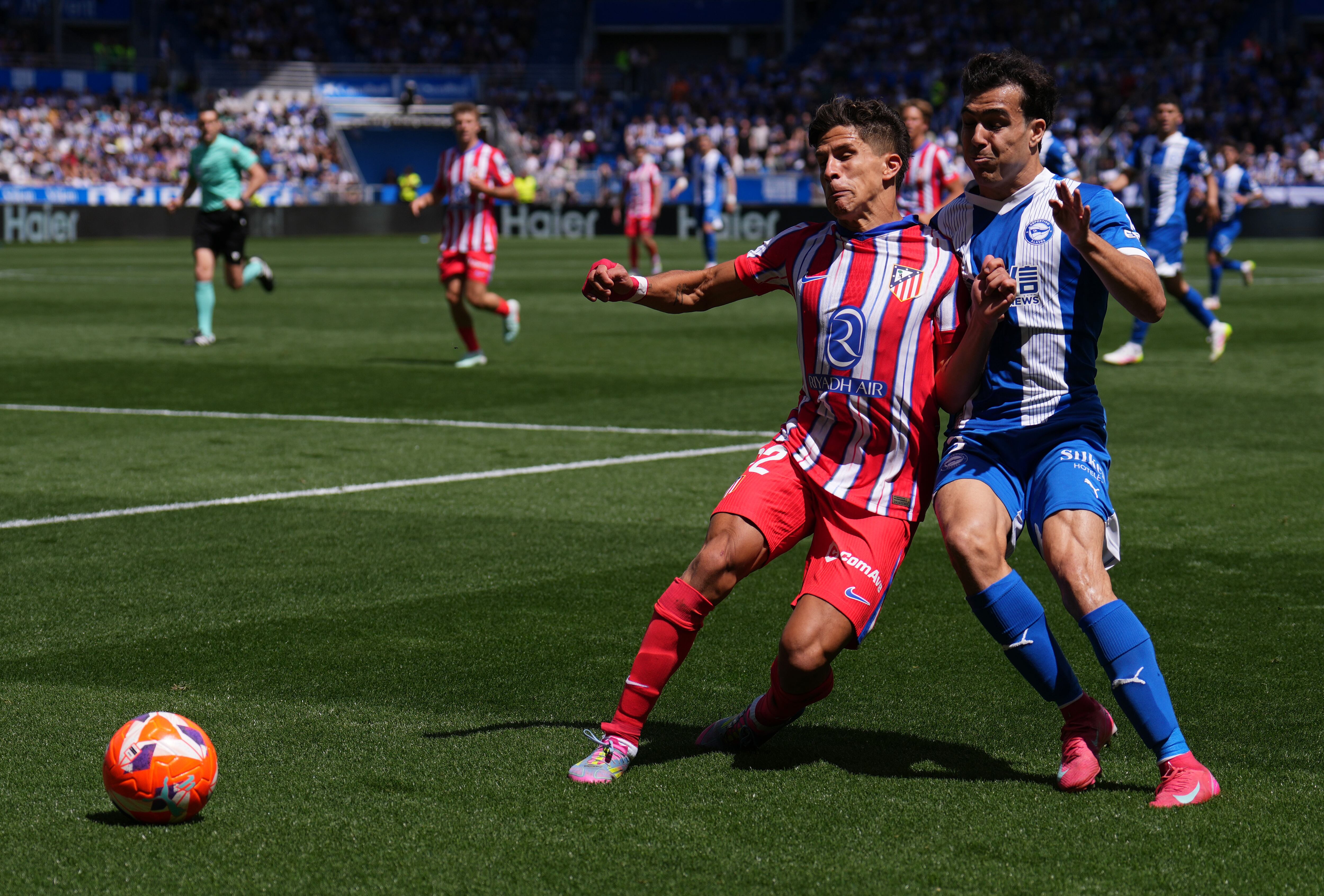 Giuliano Simeone y Manu Sánchez se miden en carrera durante el Alavés-Atlético