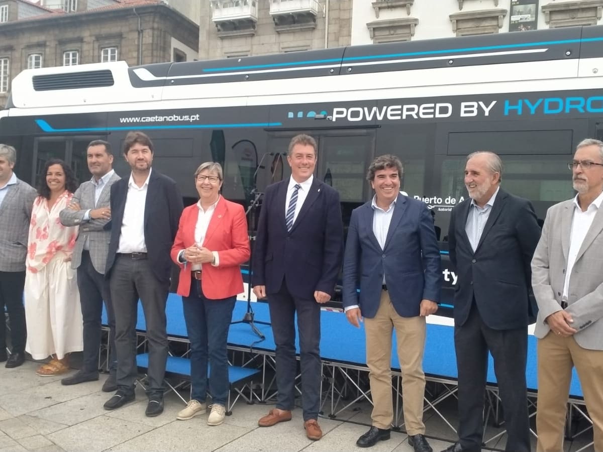 Puerto y Tranvías de A Coruña presentan un bus urbano propulsado por hidrógeno