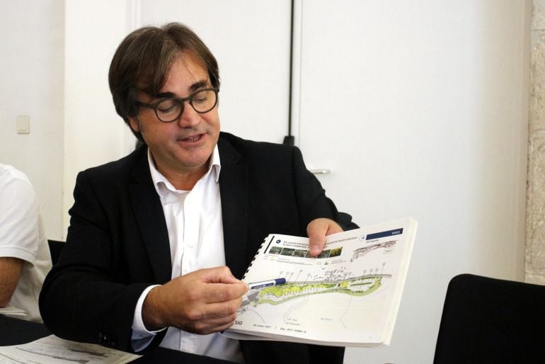 El director general de Ordenació del Territori i Urbanisme, Agustí Serra, con el mapa del proyecto.